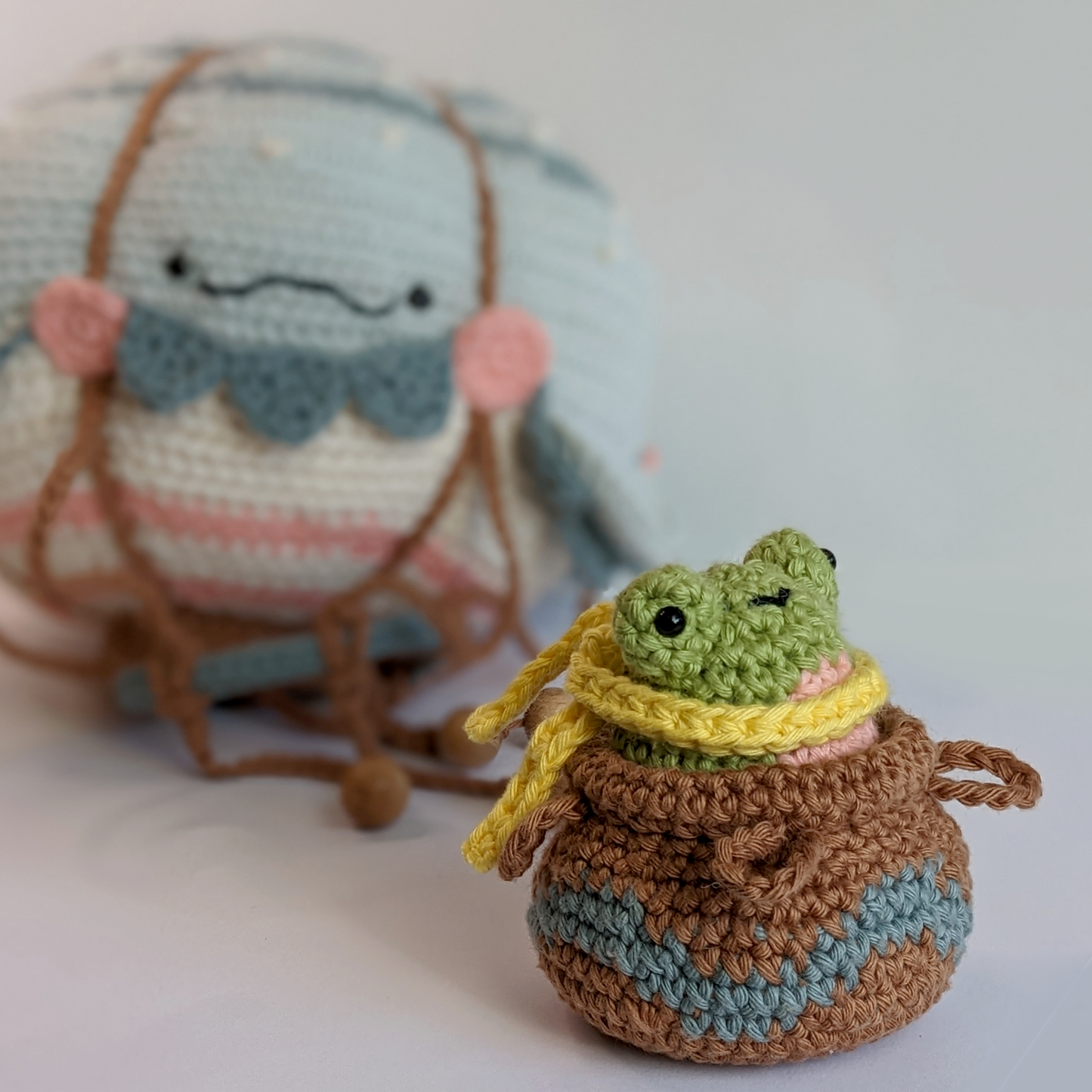 Walhai Ballon & Captain Froggie - Broschierte Häkelanleitung